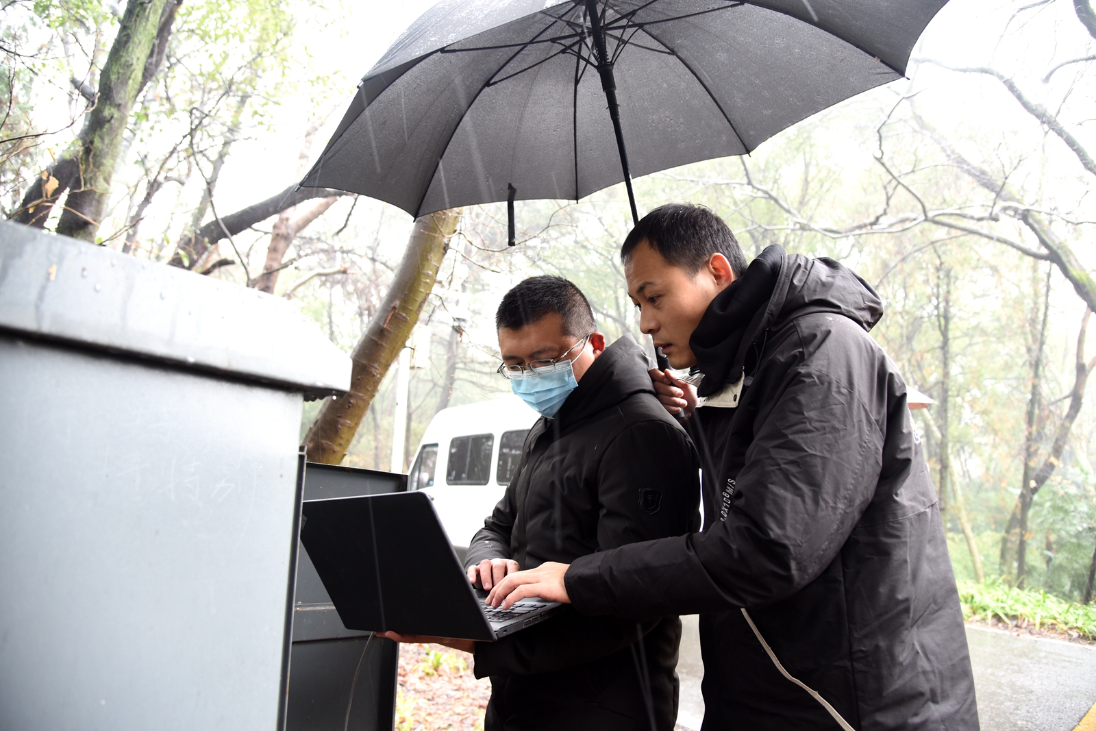 风雪中与同事们检修狮山“林中路”监控设备