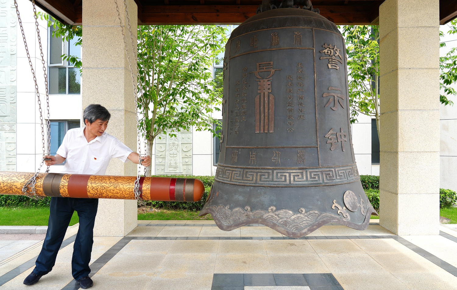 校党委书记高翅敲响警钟(记者 匡敏 摄）