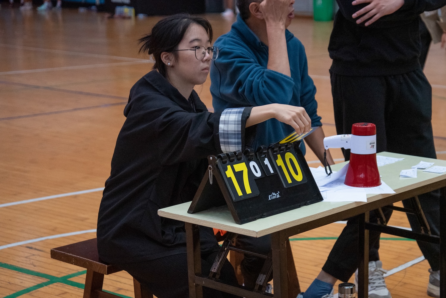 观察员在更新比分（学通社记者 王文硕 摄）