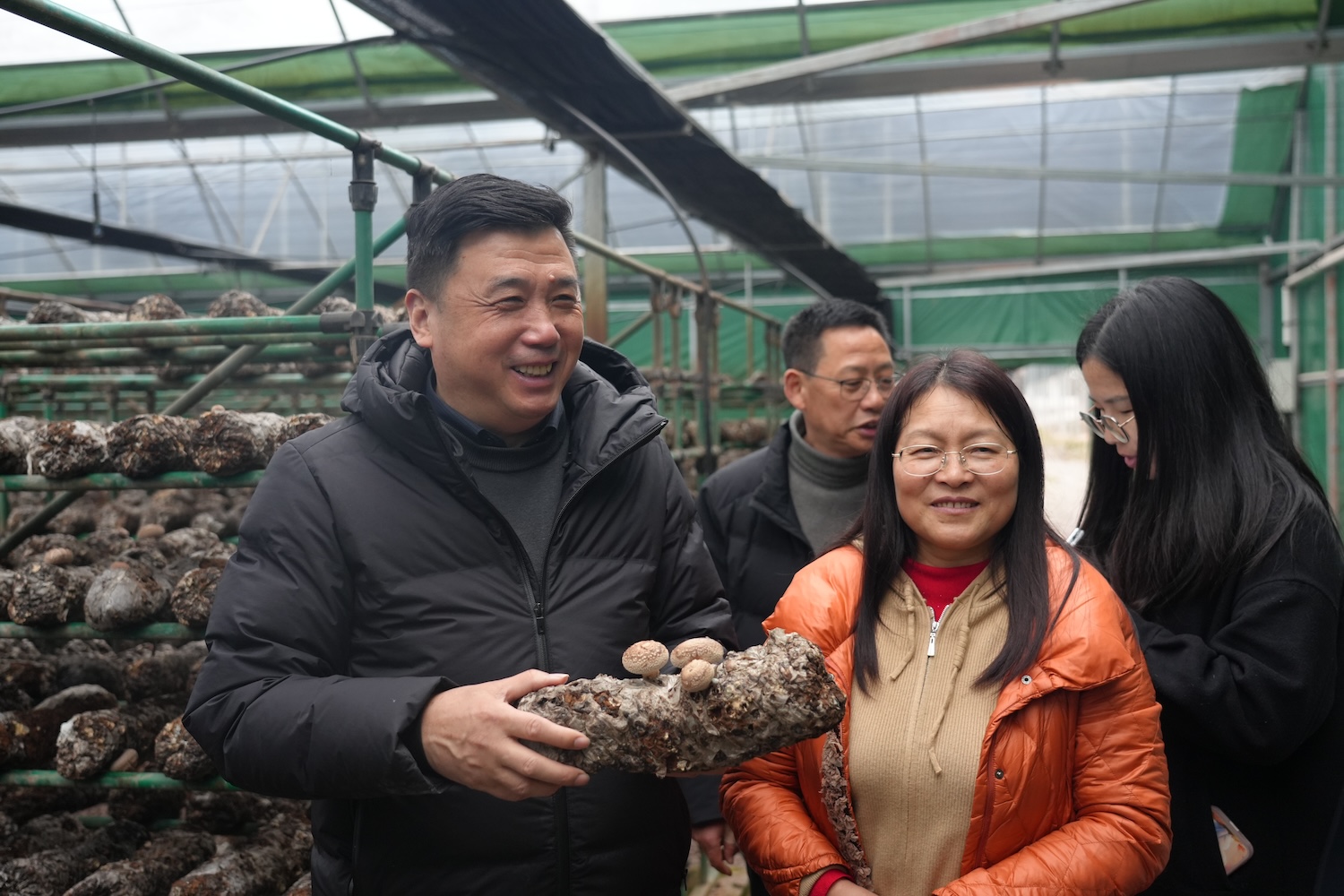 远安县茅坪场镇菌香苑食用菌专业合作社，边银丙教授指导农户香菇春管事项