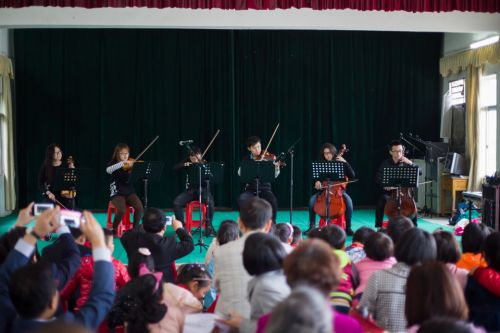 10.《弦上》艺术团的弦乐队为大家演奏了鸿壮的一曲 伍儆人